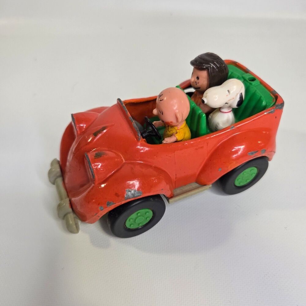 Vintage 1986 Aviva Snoopy's Family Car Peanuts Die Cast Metal Car Charlie Brown